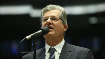 #pracegover: foto mostra deputado federal Jutahy Magalhães falando ao microfone no plenário da Câmara