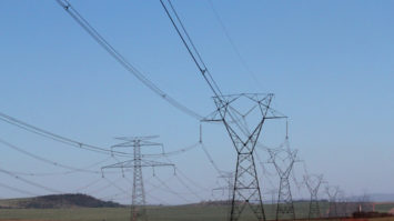 #pracegover: foto mostra linhas de transmissão de energia