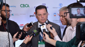 #pracegover: foto mostra governador Marconi Perillo rodeado de jornalistas dando entrevista
