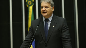 #pracegover: Adérmis Marini fala ao microfone no púlpito do plenário da Câmara. Atrás do tucano, está uma bandeira no lado esquerdo
