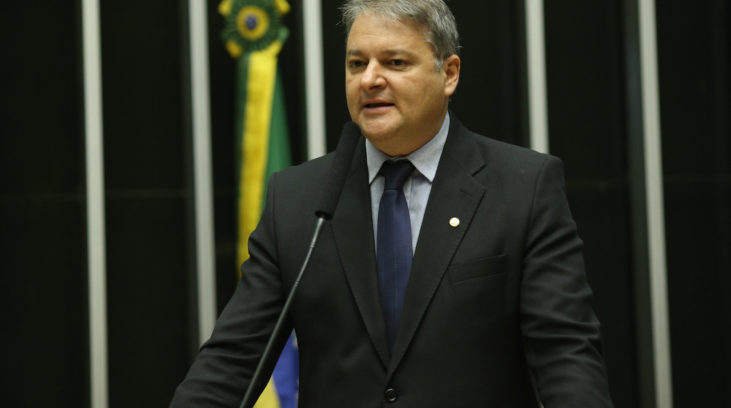 #pracegover: foto mostra o deputado federal Adérmis Marini falando no púlpito da Câmara