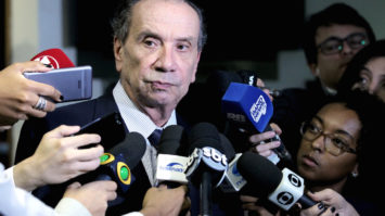 #pracegover: foto em destaque do chanceler dando entrevista coletiva