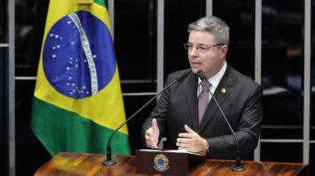 #pracegover: foto mostra senador Antonio Anastasia falando no púlpito da tribuna do Senado, no seu lado direito tem uma bandeira do Brasil