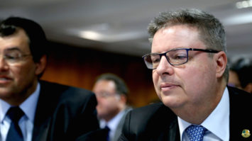 #pracegover: foto mostra senador Antonio Anastasia sentado em sala da comissão no Senado, usando terno e óculos