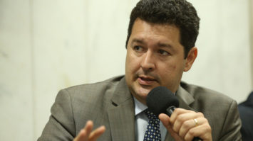 #pracegover: foto mostra o deputado federal Betinho Gomes segurando o microfone na mão esquerda e gesticulando com a mão direita