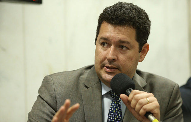#pracegover: foto mostra o deputado federal Betinho Gomes segurando o microfone na mão esquerda e gesticulando com a mão direita