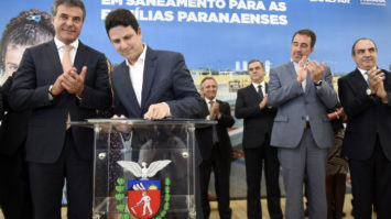 #pracegover: O governador Beto Richa e o ministro das Cidades, Bruno Araújo, anunciaram nesta quarta-feira (29), em Curitiba, investimento de R$ 362,3 milhões para ampliar os sistemas de água e de esgoto sanitário em 22 municípios paranaenses. O investimento será feito com recursos do FGTS, dentro do programa Saneamento para Todos, do Governo Federal. O contrato para liberação dos recursos foi assinado pelo governador e o ministro, pelo presidente da Caixa, Gilberto Magalhães Occhi, e o presidente da Sanepar, Mounir Chaowiche, em solenidade no Palácio Iguaçu, com a presença dos prefeitos. Curitiba, 29/03/2017. Foto: Ricardo Almeida/ANPr
