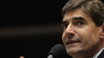 #pracegover: foto de perfil Duarte Nogueira falando no microfone
