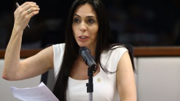 #pracegover: foto mostra deputada federal Geovania de Sá falando no microfone e com a mão direita levanta. Na mão esquerda está segurando um papel