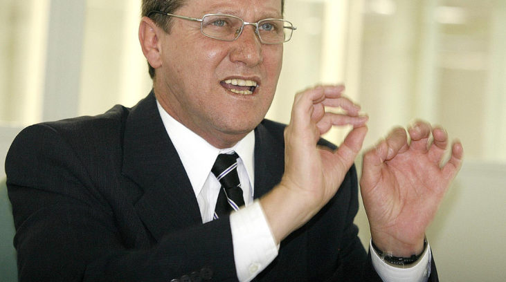 #pracegover: foto do deputado Giuseppe Vecci gesticulando com as duas mãos. Tucano está de terno e gravata preta