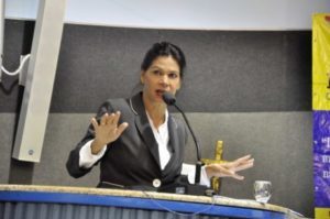 #pracegover: foto mostra vereadora Neuzinha de Oliveira falando no púlpito da Câmara de Vitória