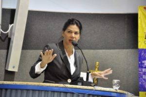 #pracegover: foto mostra vereadora Neuzinha de Oliveira falando no púlpito da Câmara de Vitória