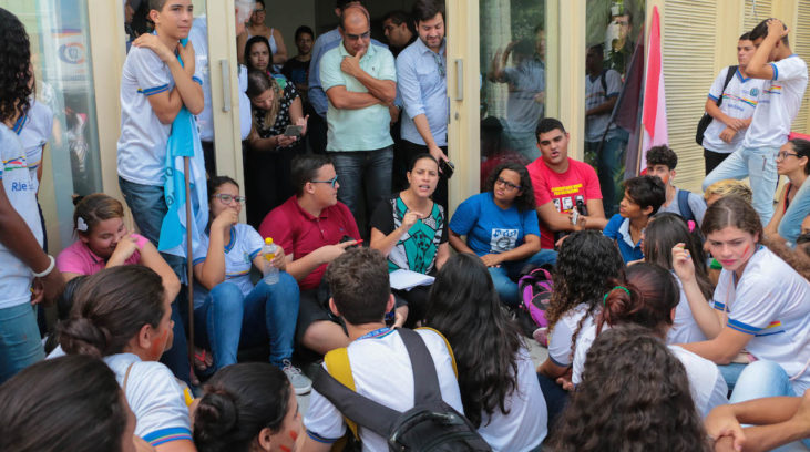 #pracegover: prefeita de Caruaru, Raquel Lyra, está rodeada de estudantes da rede de ensino estadual