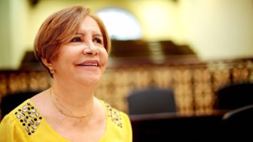 #pracegover: foto mostra deputada estadual Terezinha Nunes vestida de blusa amarela