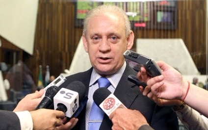 #pracegover: foto do deputado estadual Ademar Traiano envolto com microfones em entrevista