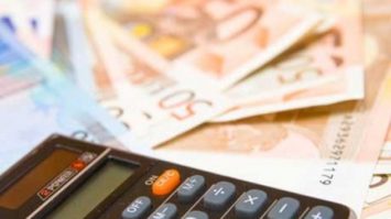 #pracegover: foto mostra calculadora em cima de notas de R$ 50