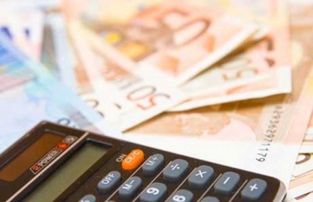 #pracegover: foto mostra calculadora em cima de notas de R$ 50