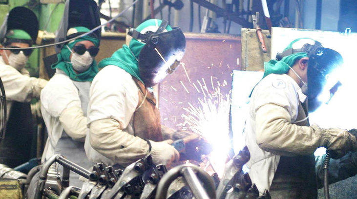 #pracegover: foto mostra quatro funcionários na linha de produção