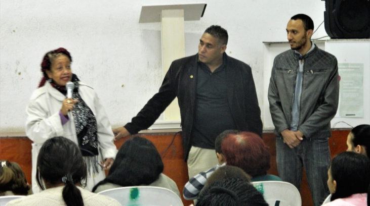 #pracegover: ministra dos Direitos Humanos, Luislinda Valois está sentada ao lado de dois homens falando para um plateia