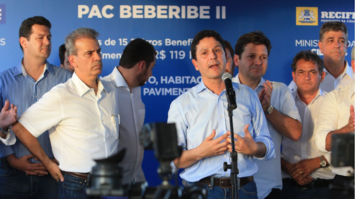 #pracegover: ministro Bruno Araújo está rodeado de pessoas em palanque no Recife falando no microfone
