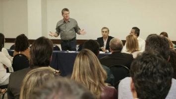#pracegover: foto mostra Giuseppe Vecci falando para plateia em Goiânia