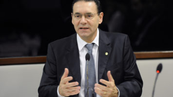 #pracegover: foto mostra deputado Vitor Lippi sentado e gesticulando as duas mãos