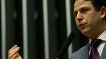 #pracegover: foto mostra Bruno Araújo falando ao microfone no púlpito da C6amara e gesticulando sua mão direita