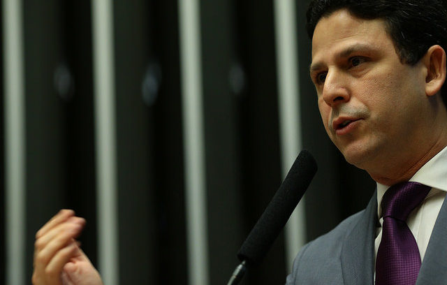 #pracegover: foto mostra Bruno Araújo falando ao microfone no púlpito da C6amara e gesticulando sua mão direita