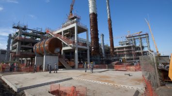 #pracegover: foto mostra Comperj em obras