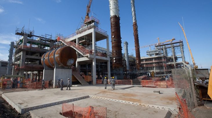 #pracegover: foto mostra Comperj em obras