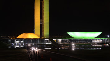 #pracegover: Congresso Nacional, na Esplanada dos Ministérios, iluminado de verde e amarela para a Copa do Mundo (Valter Campanato/Agência Brasil)