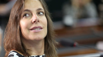 #pracegover: foto de perfil da deputada Mara Gabrilli