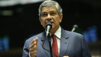 #pracegover: foto mostra deputado Marcus Pestana falando no microfone e gesticulando com mão direita