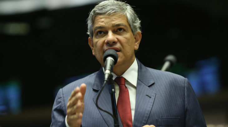 #pracegover: foto mostra deputado Marcus Pestana falando no microfone e gesticulando com mão direita