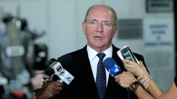 #pracegover: foto mostra o senador Paulo Bauer concedendo entrevista a jornalistas