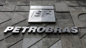 #pracegover: foto mostra logomarca da Petrobras prateado