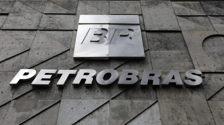 #pracegover: foto mostra logomarca da Petrobras prateado