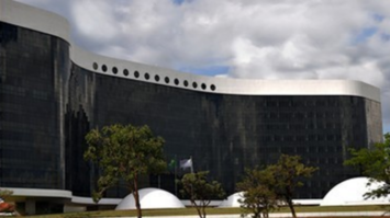 #pracegover: foto mostra a fachada do prédio do TSE em Brasília