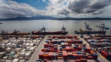 #pracegover: foto mostra contêineres em Porto de Paranaguá