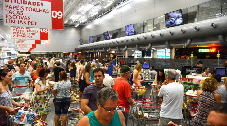#pracegover: foto ampla mostra supermercado lotado e com filas nos caixas