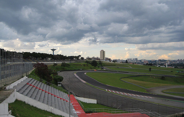 #pracegover: foto mostra parte de uma curva da pista de Interlagos em SP com arquibancada e alambrado