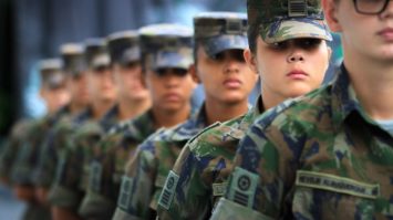 #pracegover: mulheres em fila das Forças Armadas