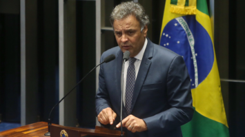 Aécio anuncia acordo para votação da PEC da reforma política na Câmara