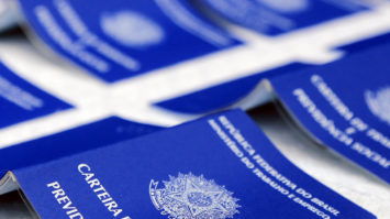 Desemprego volta a cair e fica em 12,8% no trimestre encerrado em julho