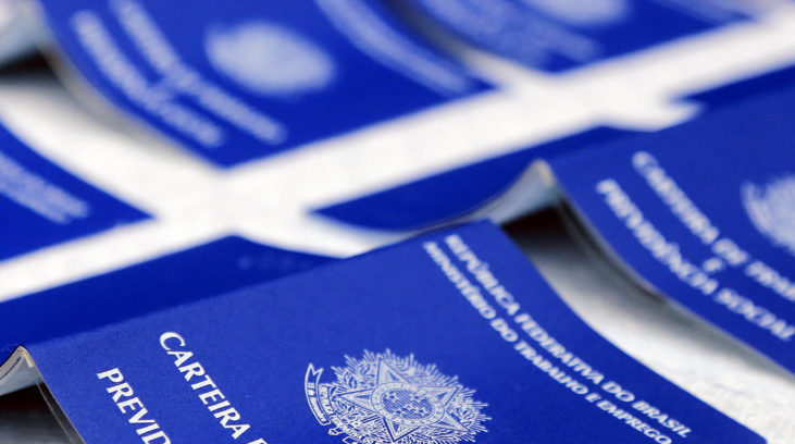 Desemprego volta a cair e fica em 12,8% no trimestre encerrado em julho