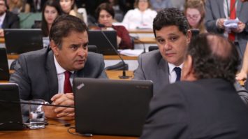 Proposta de Aécio e Ferraço na reforma política é aprovada na Câmara