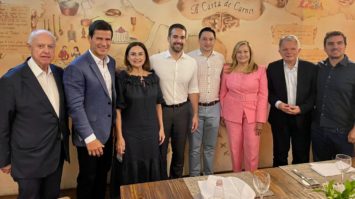Eduardo Leite se encontra com deputados e lideranças de São Paulo